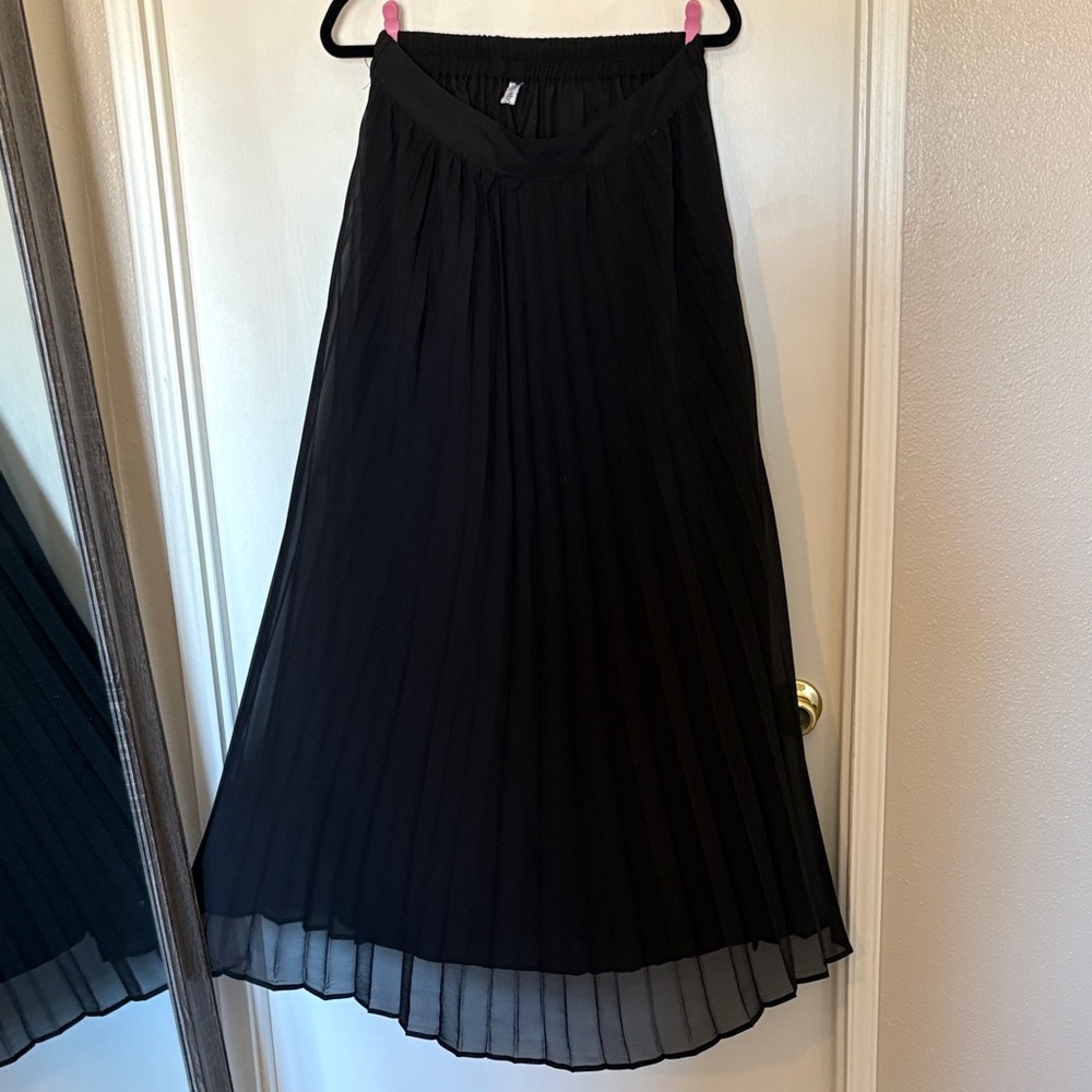 Elegant Black Pleated Skirt